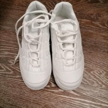 Кроссовки новые белые.