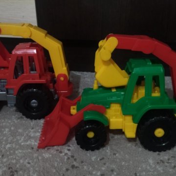 Трактор с ковшом