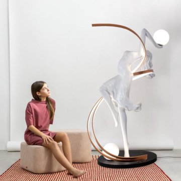 торшер в виде девушки. торшер из манекена. торшер у дивана. женский манекен светильник. торшер около дивана.