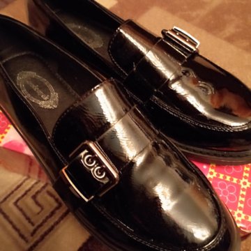 Лоферы чёрные лакированные 39