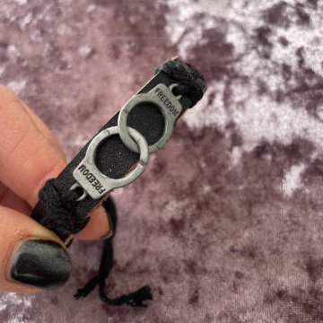 Кожаный браслет (наручники)