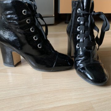 Продаются ботильоны.