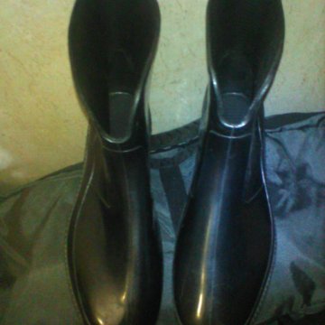 Резиновые сапоги 39-40 р с небольшим каблучком