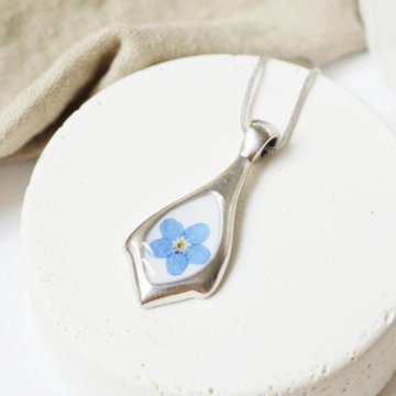 Кулон с незабудкой на белом фоне