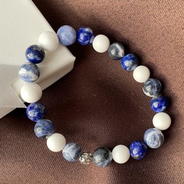 Браслет из лазурита, содалита и перламутра (размер бусин 8 мм)