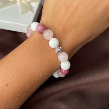 Браслет из кварца, родонита и перламутра