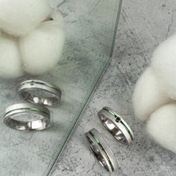 Титановые кольца с зелёной полоской и фианитом