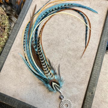 Авторская Моно-серьга из перышек