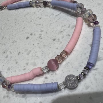 Колье из каучуковых бусин с камнями