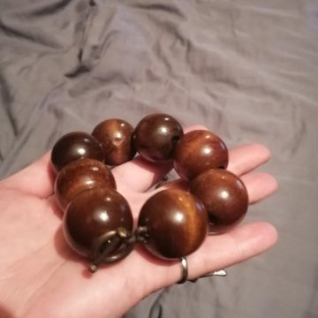 Браслет из деревянных бусин