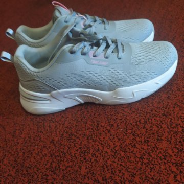 Кроссовки женские