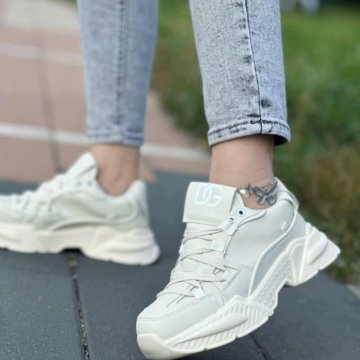 Женские кроссовки