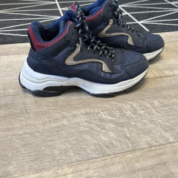 Кроссовки женские