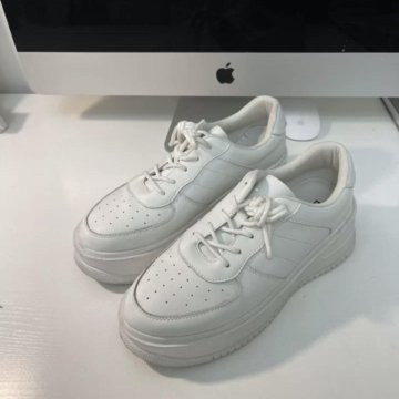 Женские белые кроссовки