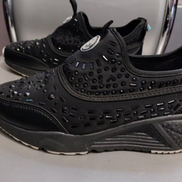 Кроссовки женские.