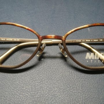 Очки-оправа для зрения.