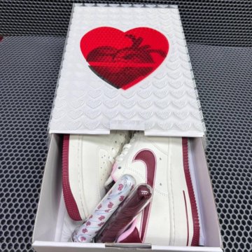 Кроссовки Nike женские