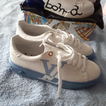 Новые женские кроссовки