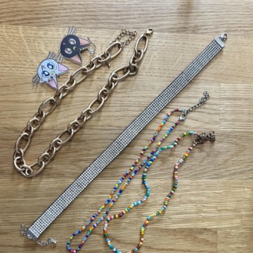 Украшения:чокеры из бисера,со стразами, цепочка