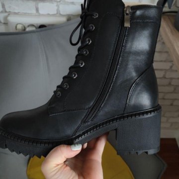 Женские ботинки