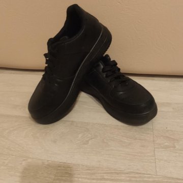 Женские кроссовки