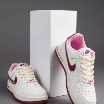 Кроссовки Nike женские