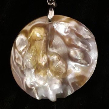 Кулон из перламутра