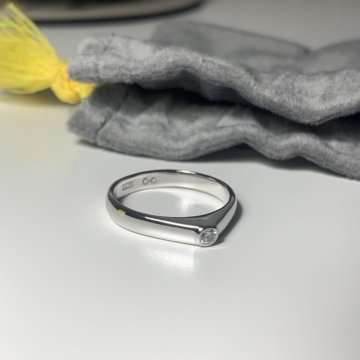 Avgvst кольцо из белого золота с брилиантом