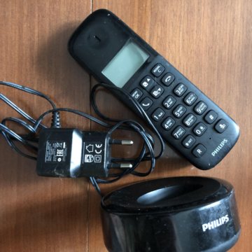 Телефон-трубка с базой.