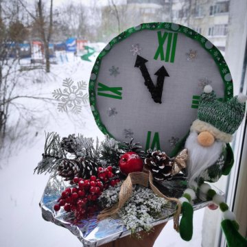 Новогодняя поделка (гном с часами). Декор