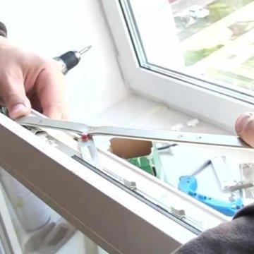 Вскрыть пластиковую дверь. Ремонт пластиковых окон не закрывается. Ремонт пластиковых окон не закрывается. Ремонт пластиковых окон не закрывается. Регулировка окна на проветривание.