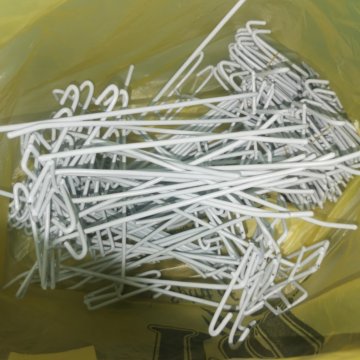 Крючки на решётку белые.