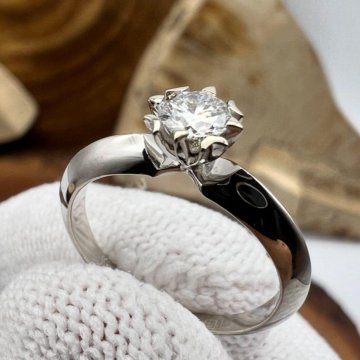 Золотое кольцо с Бриллиантом