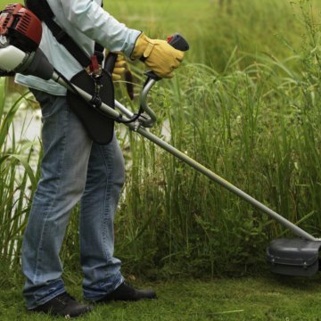 Покос травы триммером.