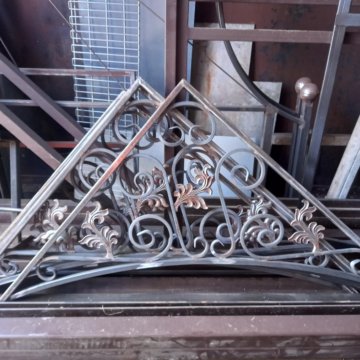 Козырёк над крыльцом