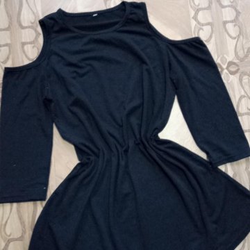 Туника с открытыми плечами.