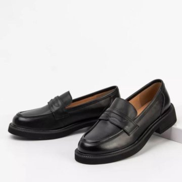 пара классических лоферов на каменной мостовой