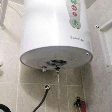 Мужчина водонагреватель. Мастер чинит бойлер. Мастер по ремонту бойлеров. Ремонт бойлеров фото. Мастер по ремонту водонагревателей.