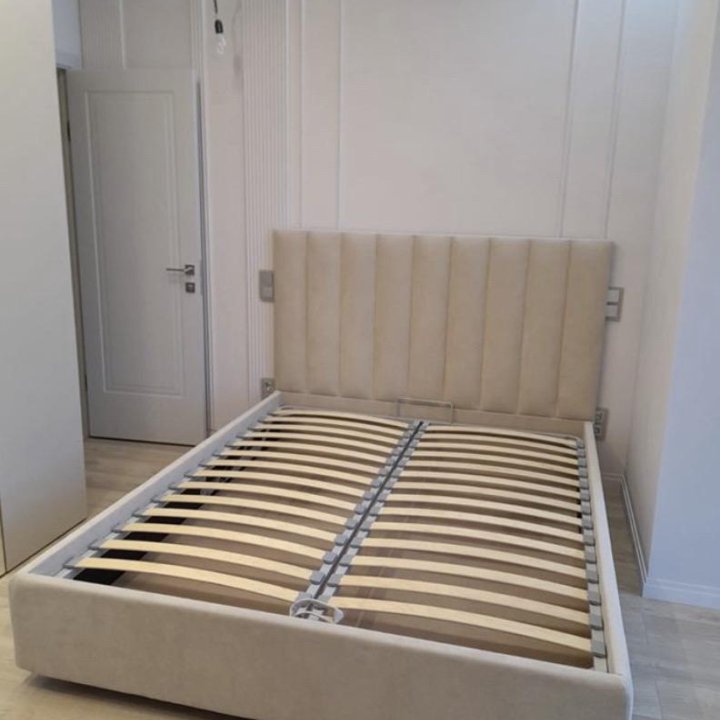 Кровать с матрасом в комплекте