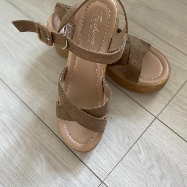 Босоножки на платформе