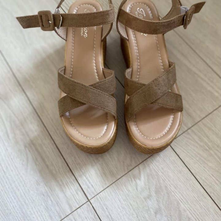 Босоножки на платформе