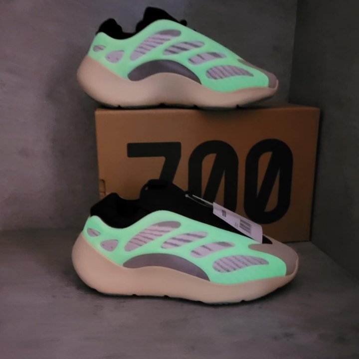 Мужские кроссовки Adidas Yeezy boost 700