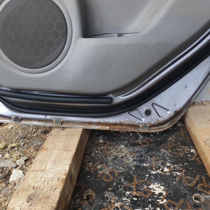 Дверь правая задняя на Mazda axela bk5p