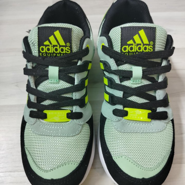 Новые женские кроссовки Adidas TORSION.