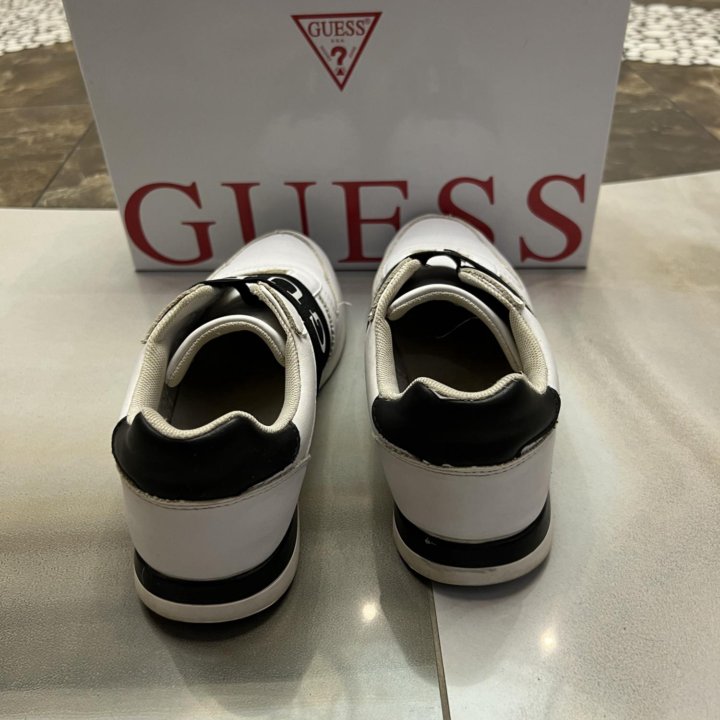 Кроссовки guess