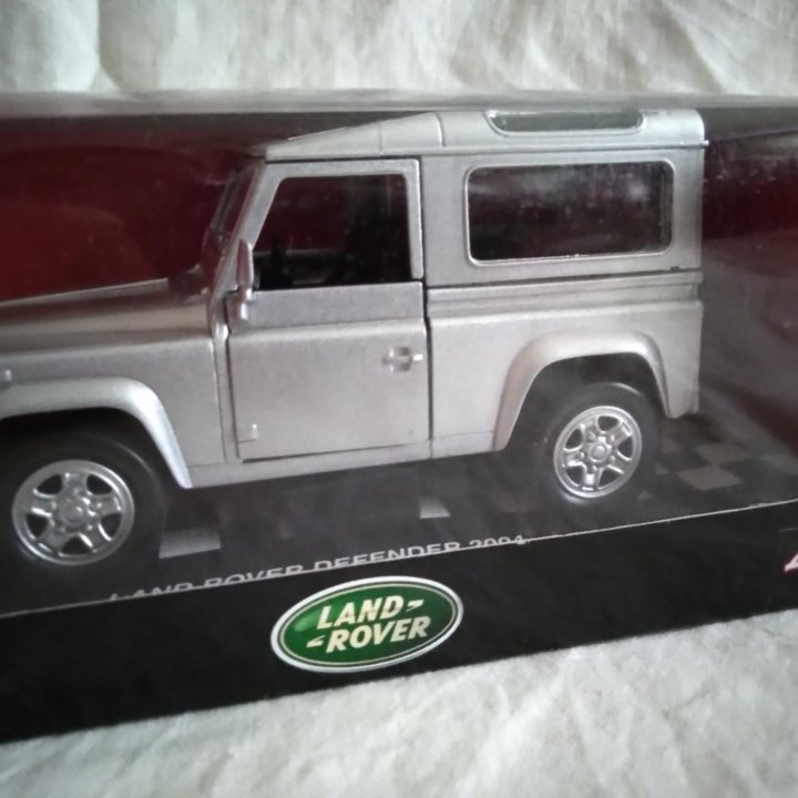 1:32 Land Rover Defender 2004