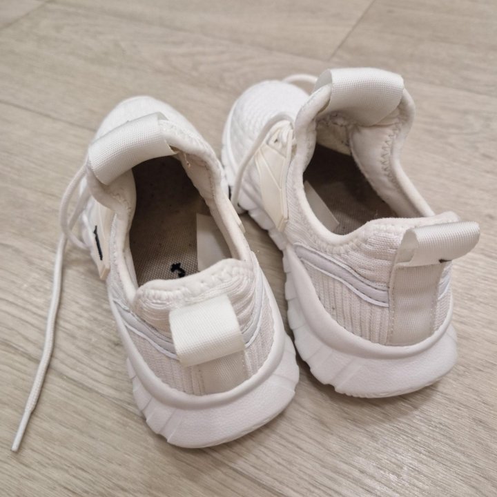 Белые кроссовки для девочки