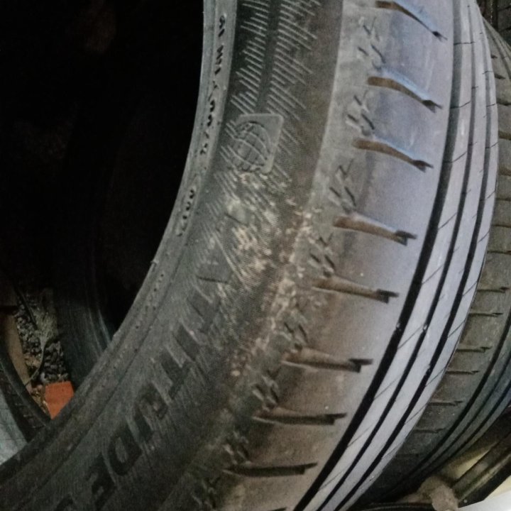 3шт отличные Michelin 235 50 R19