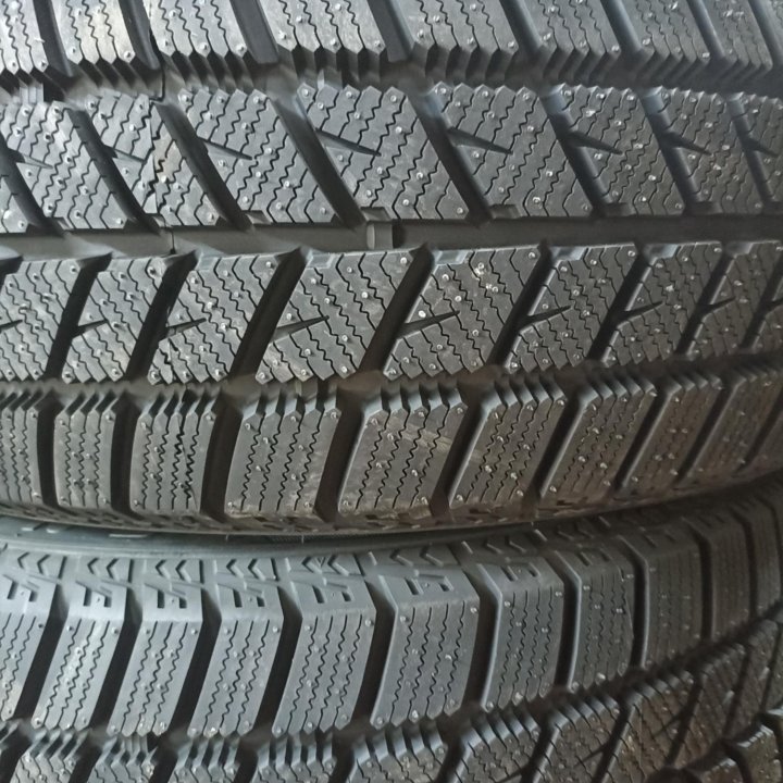 Зимняя резина 215/45 R-17 