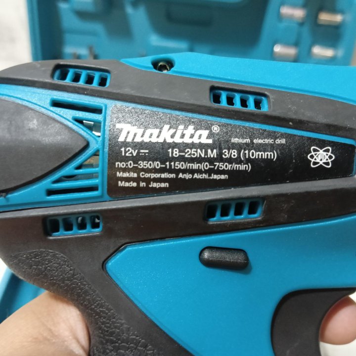 Шуруповерт 12 v makita с набором